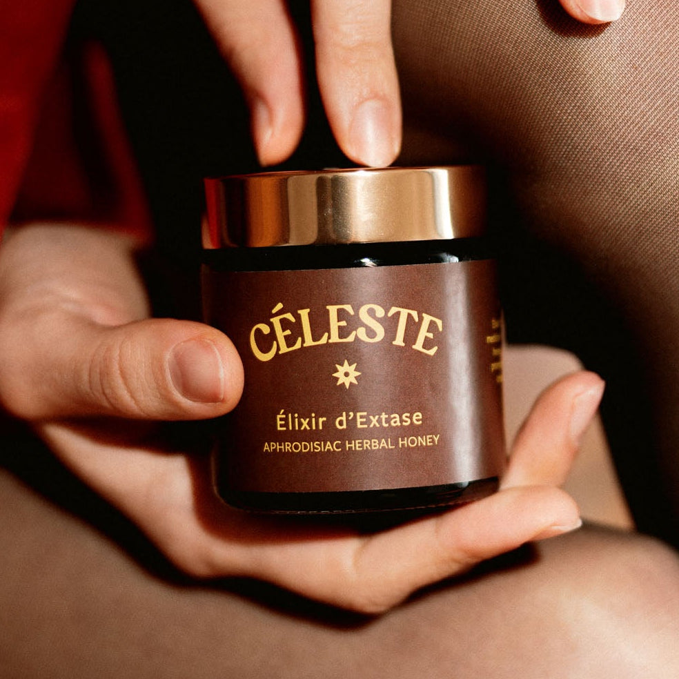 Hands holding a jar of Élixir d’Extase, aphrodisiac kanna honey by Céleste